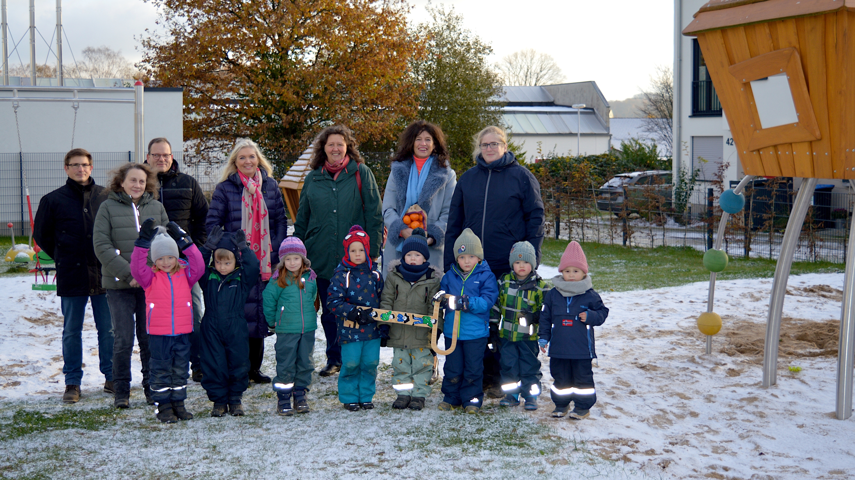 Die Kinder der Elterninitiative Bullerbü weihen zusammen mit Mitarbeiter*innen der Stadt Sprockhövel den neuen Spielplatz "Am Winkel" ein. 