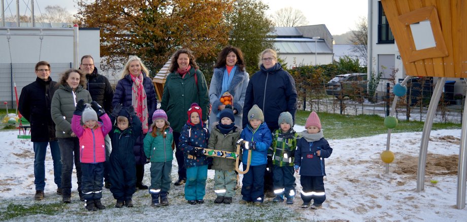 Die Kinder der Elterninitiative Bullerbü weihen zusammen mit Mitarbeiter*innen der Stadt Sprockhövel den neuen Spielplatz "Am Winkel" ein. 