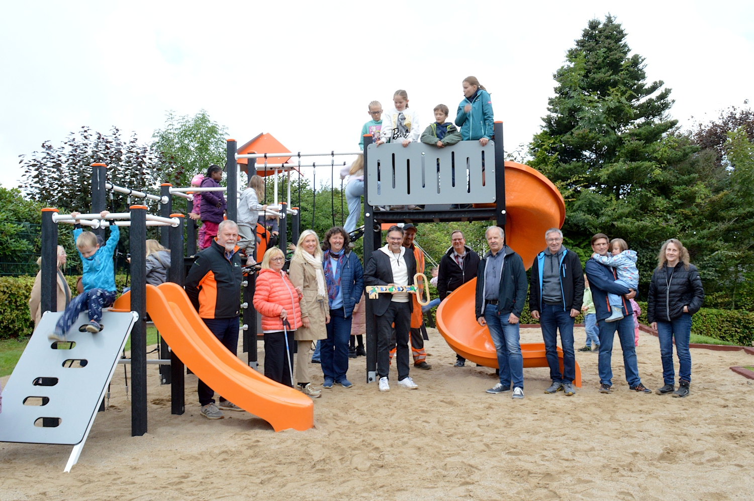 Mitarbeitende der Stadtverwaltung Sprockhövel eröffnen mit den Kindern den Spielpaltz