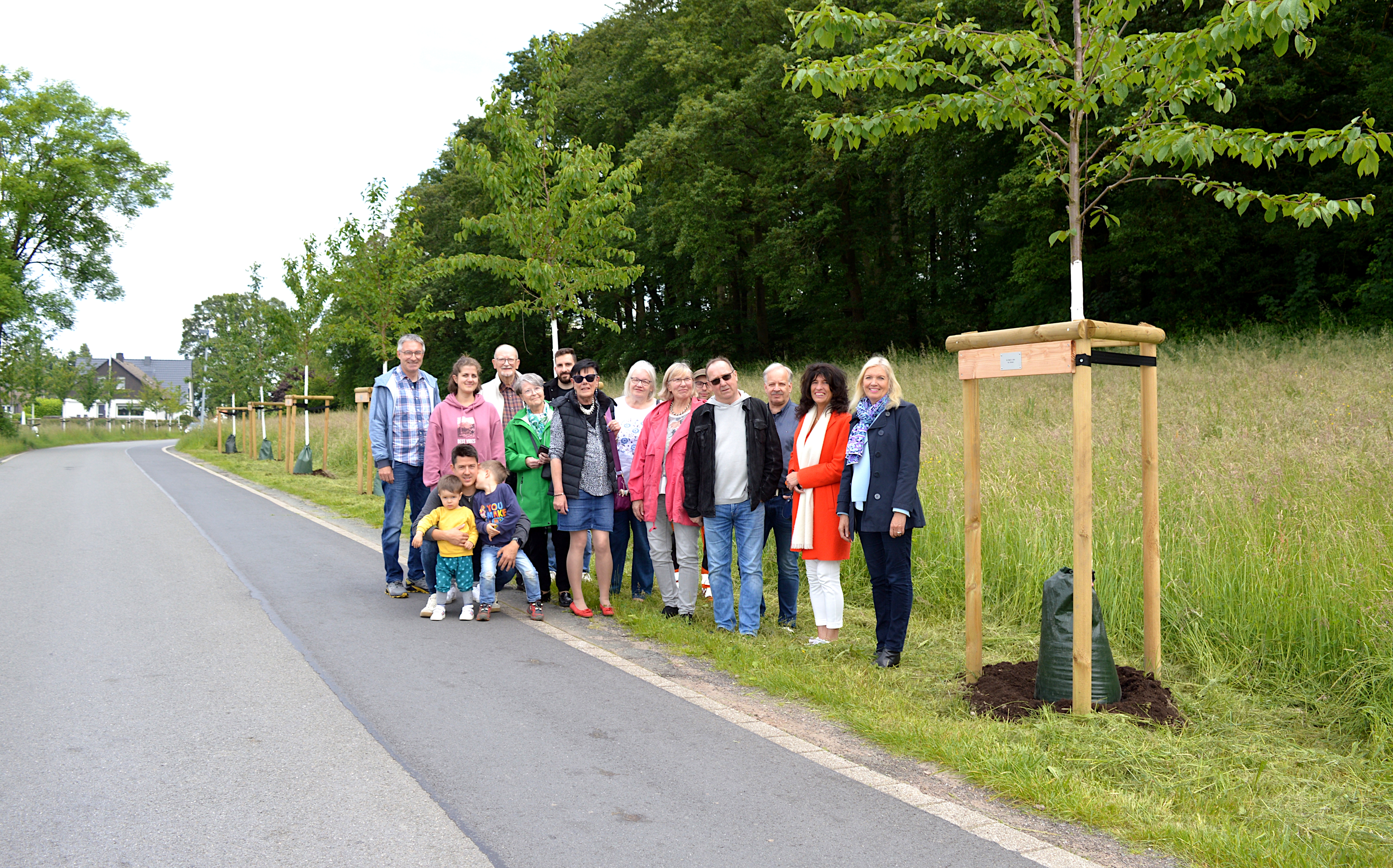 Die Spenderinnen und Spender der Gemeindebäume gemeinsam mit Bürgermeisterin Sabine Noll und Vertreterinnen und Vertretern der Verwaltung, Juni 2024