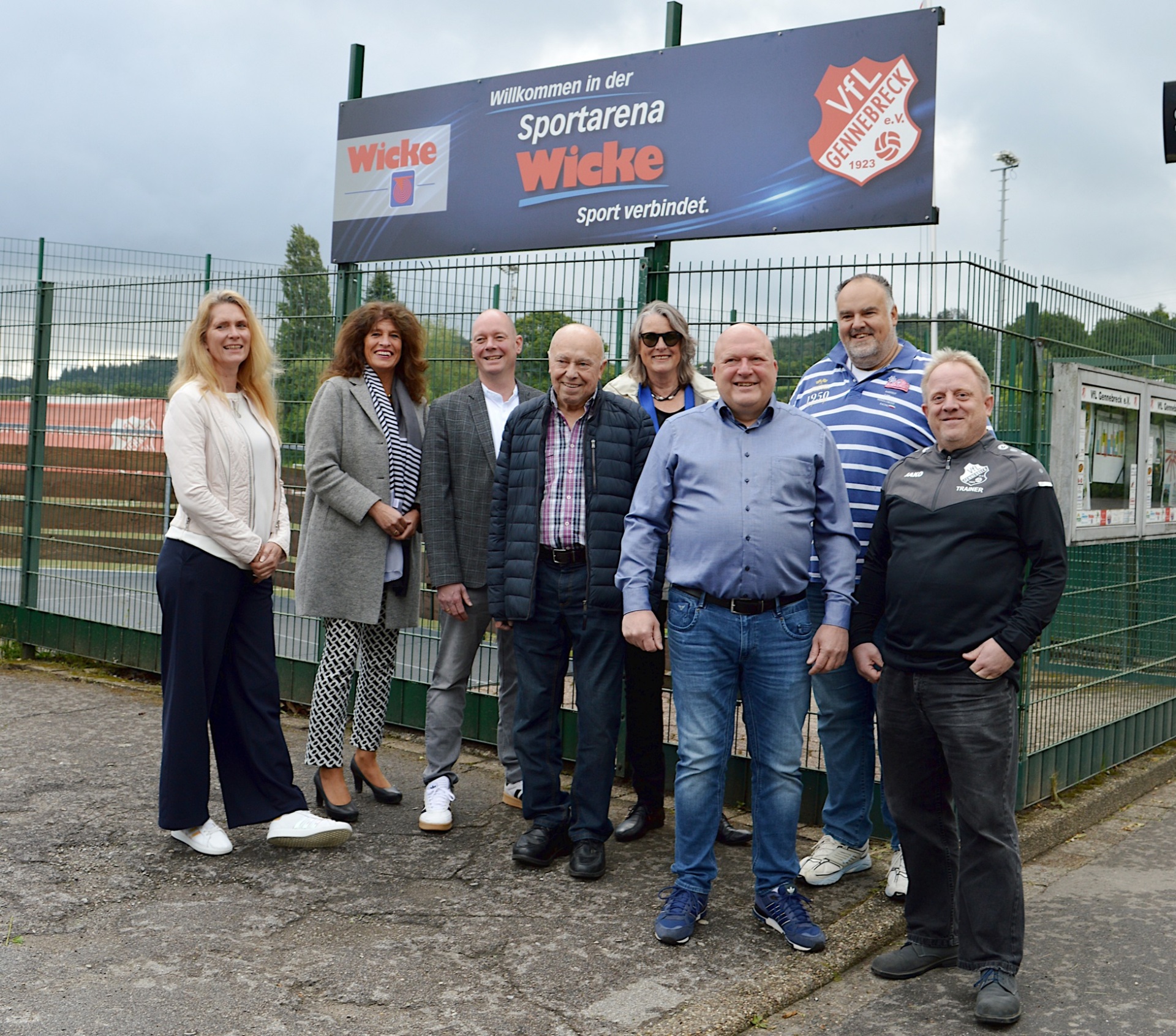 Das neue Schild vor der Sportarena Wicke wird enthüllt. (V.l.) Anke Kubius (Wicke), Sabine Noll (Stadt Sprockhövel), Stephan Schlösser (Wicke), Bernd Gabler (VFL), Franka Brühmann (Stadt Sprockhövel), Stefan Pohl (VFL), Andreas Lersch (VFL), Frank Gemmeker (VFL).