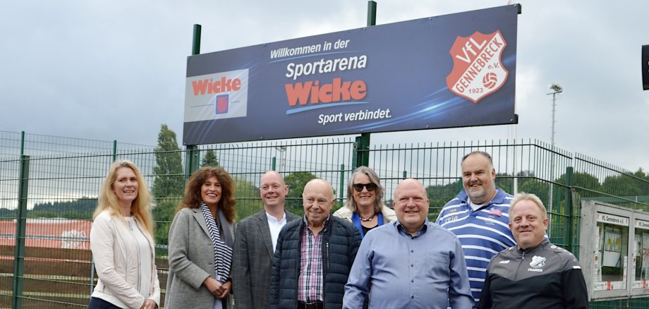 Das neue Schild vor der Sportarena Wicke wird enthüllt. (V.l.) Anke Kubius (Wicke), Sabine Noll (Stadt Sprockhövel), Stephan Schlösser (Wicke), Bernd Gabler (VFL), Franka Brühmann (Stadt Sprockhövel), Stefan Pohl (VFL), Andreas Lersch (VFL), Frank Gemmeker (VFL). Das neue Schild vor der Sportarena Wicke wird enthüllt. (V.l.) Anke Kubius (Wicke), Sabine Noll (Stadt Sprockhövel), Stephan Schlösser (Wicke), Bernd Gabler (VFL), Franka Brühmann (Stadt Sprockhövel), Stefan Pohl (VFL), Andreas Lersch (VFL), Frank Gemmeker (VFL).