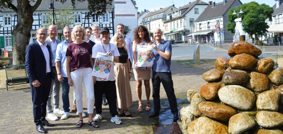 Organisator Sven Kadelka gemeinsam mit Bürgermeisterin Sabine Noll, Vertreterinnen und Vertretern der Stadt sowie den Sponsoren von AHE, AVU, Sparkasse Schwelm-Sprockhövel, Volksbank Sprockhövel sowie WICKE Organisator Sven Kadelka gemeinsam mit Bürgermeisterin Sabine Noll, Vertreterinnen und Vertretern der Stadt sowie den Sponsoren von AHE, AVU, Sparkasse Schwelm-Sprockhövel, Volksbank Sprockhövel sowie WICKE