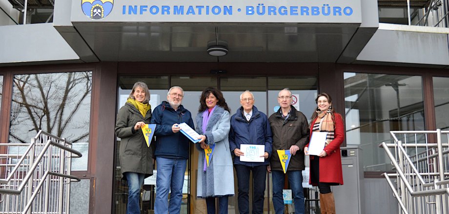 Übergabe des TSG-Findbuchs an Bürgermeisterin Sabine Noll,
(v.l.) Daniela Franz, Dirk Engelhard, Bürgermeisterin Sabine Noll, Dr. Ingolf Dammmüller, Hans-Dieter Pöppe, Marlene Tallian
Übergabe des TSG-Findbuchs an Bürgermeisterin Sabine Noll,
(v.l.) Daniela Franz, Dirk Engelhard, Bürgermeisterin Sabine Noll, Dr. Ingolf Dammmüller, Hans-Dieter Pöppe, Marlene Tallian