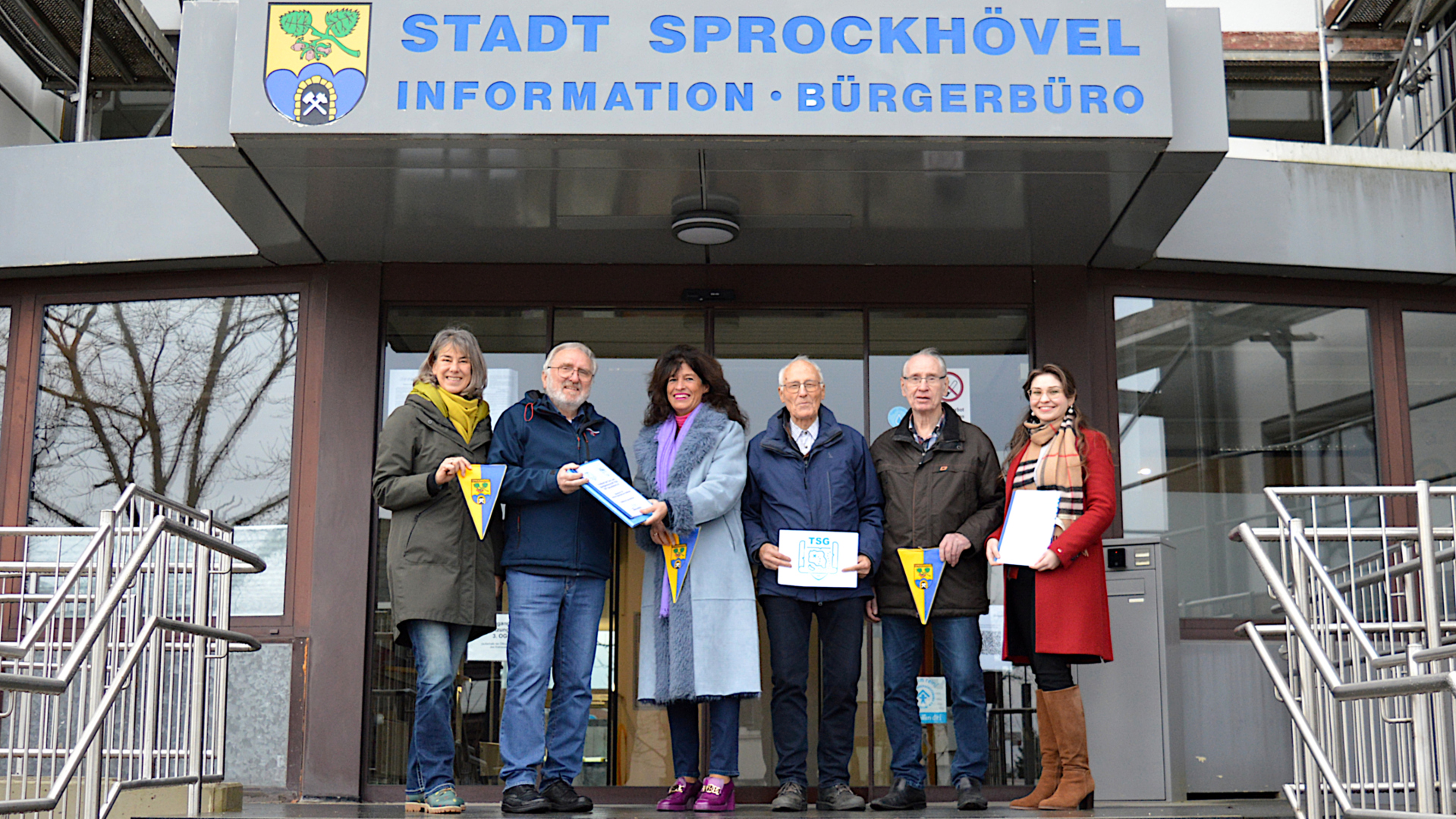 Übergabe des TSG-Findbuchs an Bürgermeisterin Sabine Noll,

(v.l.) Daniela Franz, Dirk Engelhard, Bürgermeisterin Sabine Noll, Dr. Ingolf Dammmüller, Hans-Dieter Pöppe, Marlene Tallian

