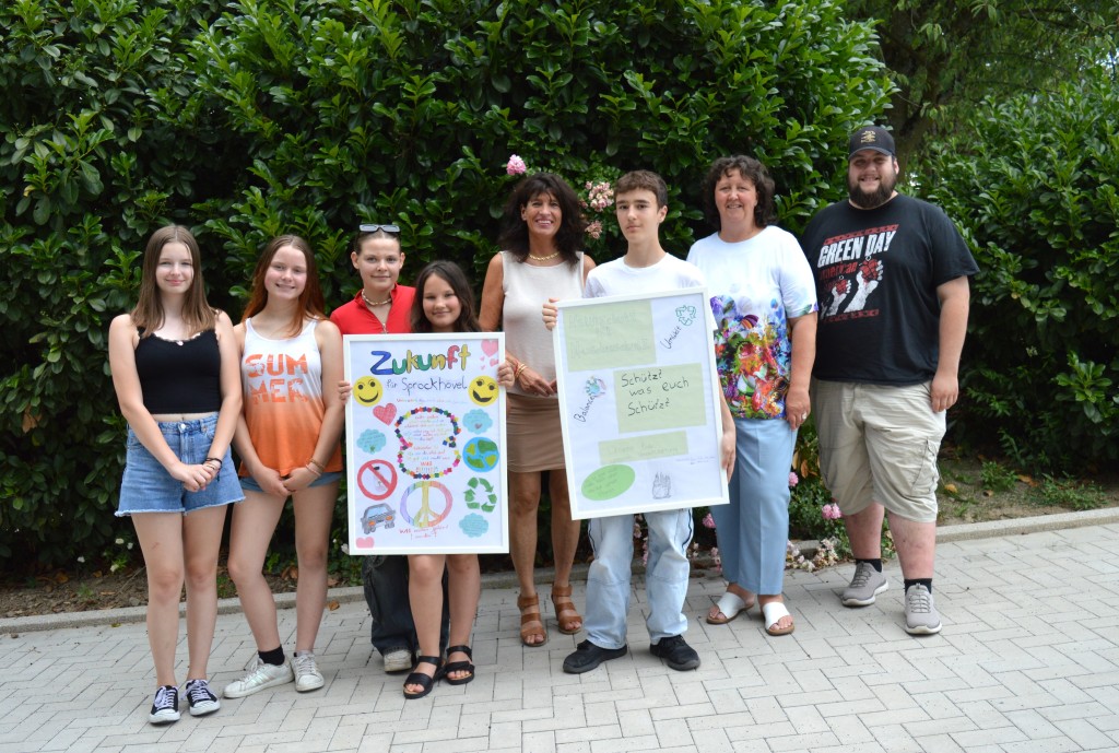 Bürgermeisterin Sabine Noll und KiJuPa-Betreuer Jakob Neuhaus mit einem Teil der Umweltheldinnen und Umwelthelden