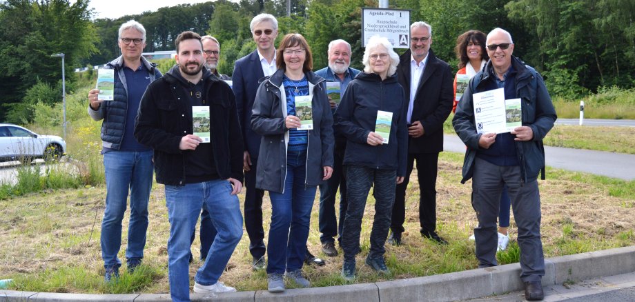 Vertreterinnen und Vertreter der Lokalen Agenda 21, der Stadtverwaltung Sprockhövel sowie der Sponsorinnen und Sponsoren des Projektes "Modernisierung Wanderwege", Juni 2024
