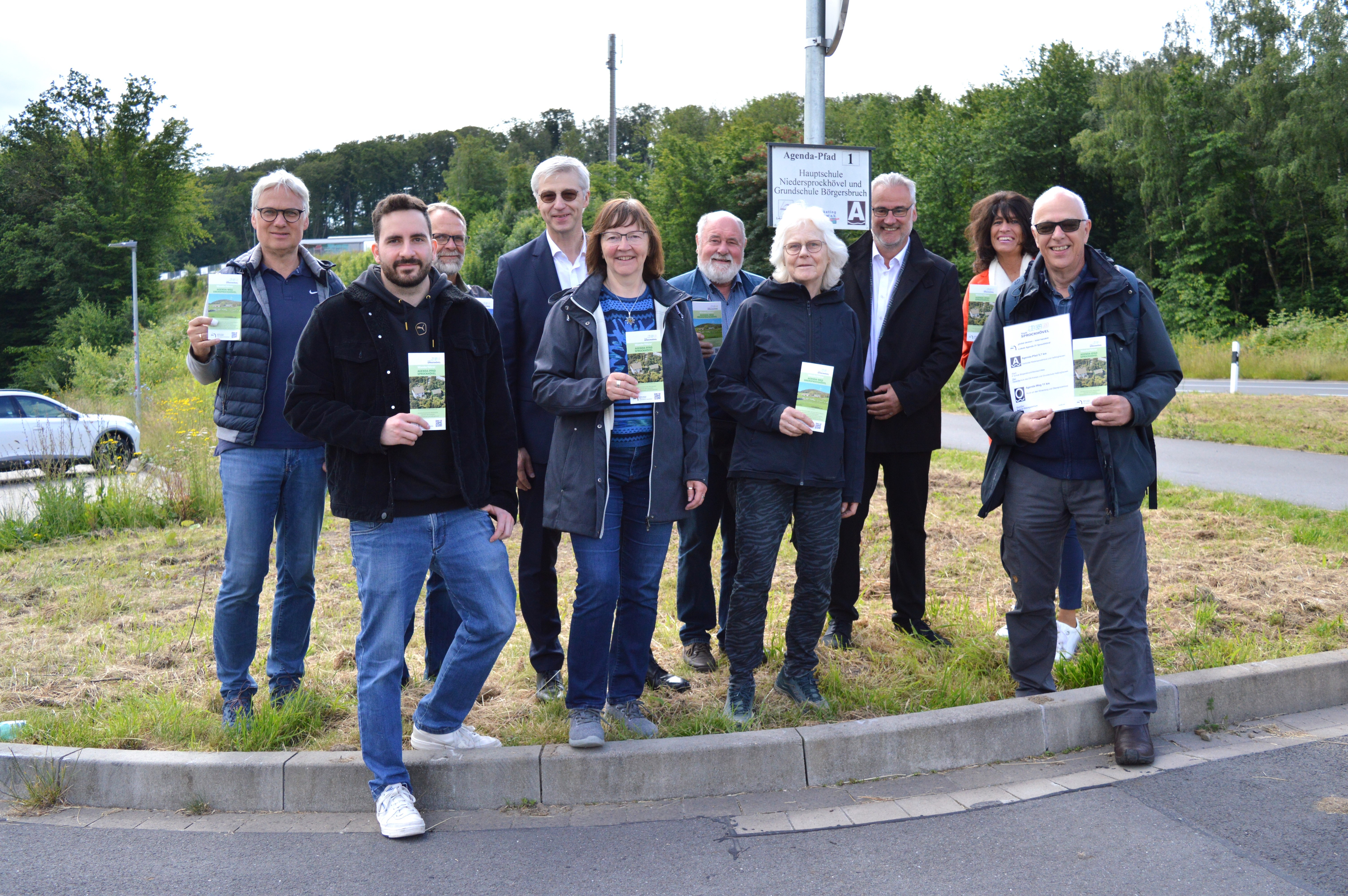 Vertreterinnen und Vertreter der Lokalen Agenda 21, der Stadtverwaltung Sprockhövel sowie der Sponsorinnen und Sponsoren des Projektes "Modernisierung Wanderwege", Juni 2024