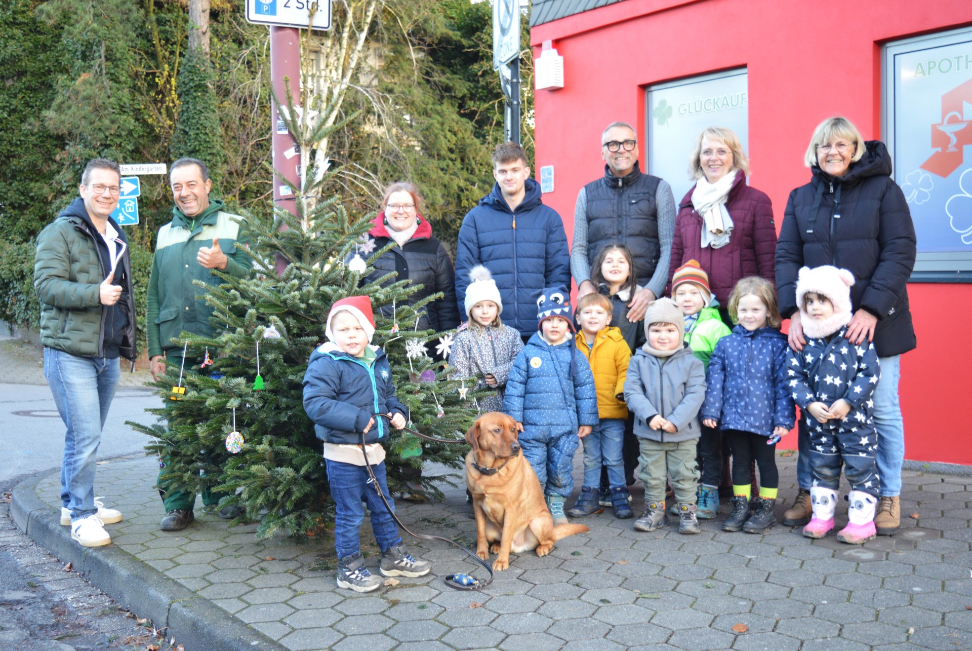 Das Team von Mencke, das Evangelische Familienzentrum „Am Kindergarten“ sowie Christiane Beumer von der städtischen Wirtschaftsförderung.