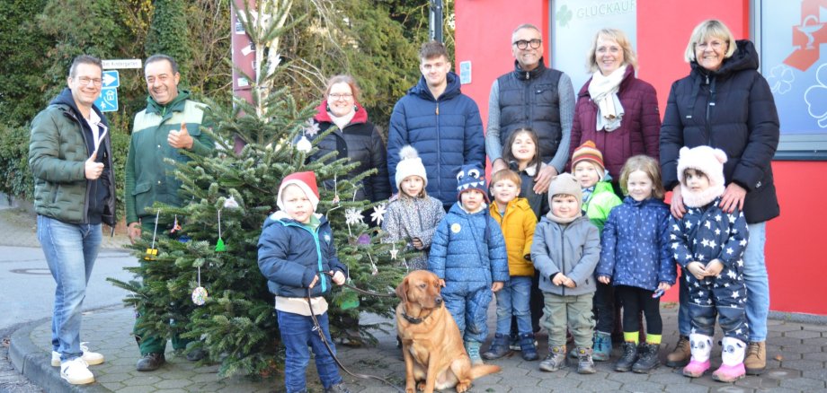 Das Team von Mencke, das Evangelische Familienzentrum „Am Kindergarten“ sowie Christiane Beumer von der städtischen Wirtschaftsförderung.