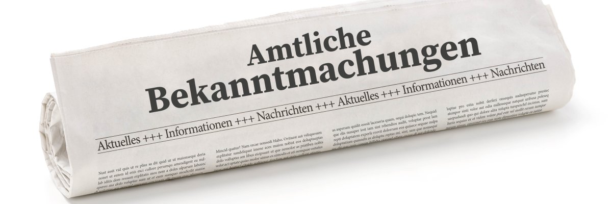 Zeitung Zusammengerollte Zeitung auf der Öffentliche Bekanntmachungen steht