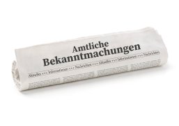 Zeitung Zusammengerollte Zeitung auf der Öffentliche Bekanntmachungen steht