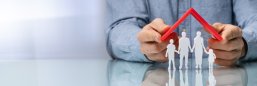 Familien und Soziales Dach über weißen Familienfiguren