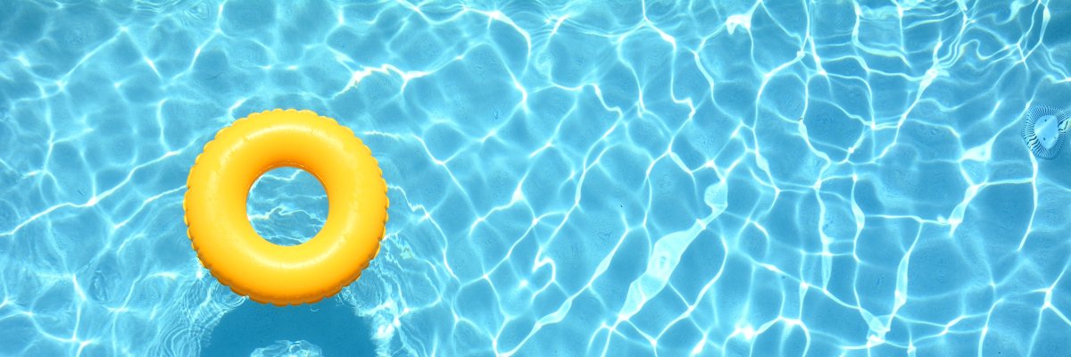 Schwimmring Gelber Ring schwimmt im Schwimmbad