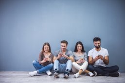 Gruppe mit Smartphone Dienstleistungen A - Z