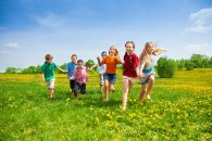 Kinder rennen Kinder rennen auf einer Wiese im Sommer