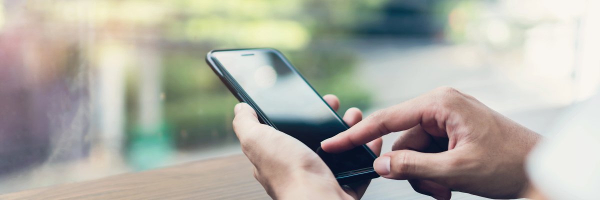 Mobile Anwendung Person benutzt Mobiltelefon