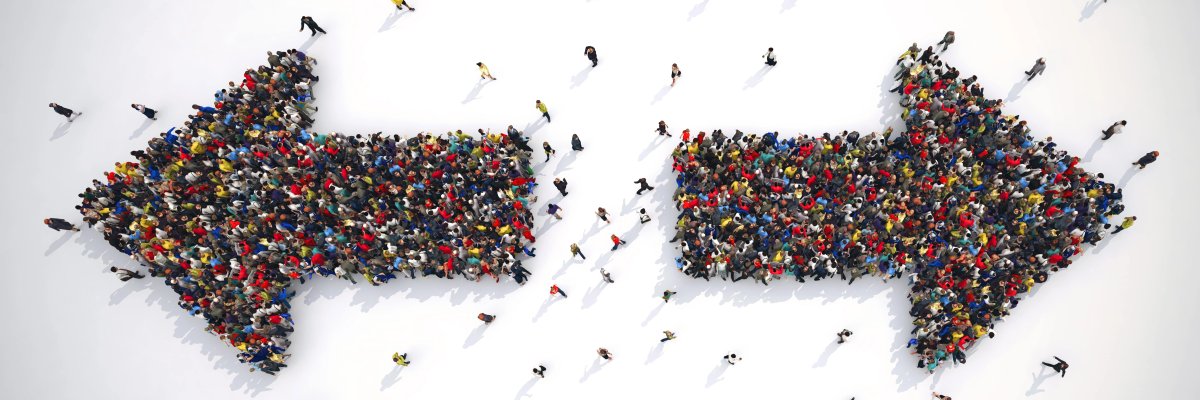 Pfeile Zwei Pfeile zeigen in unterschiedliche Richtungen, die Pfeile bestehen aus Menschenmengen