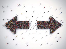 Pfeile Zwei Pfeile zeigen in unterschiedliche Richtungen, die Pfeile bestehen aus Menschenmengen