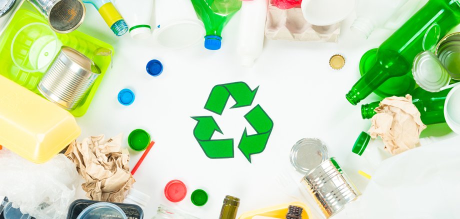 Recyclingfähiger Müll aus Glas, Metall und Papier