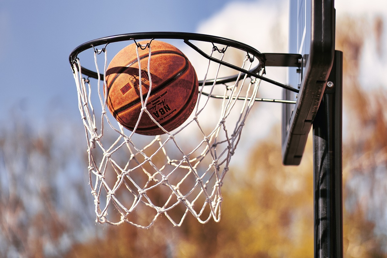 Basketballkorb Ball landet im Basketballkorb
