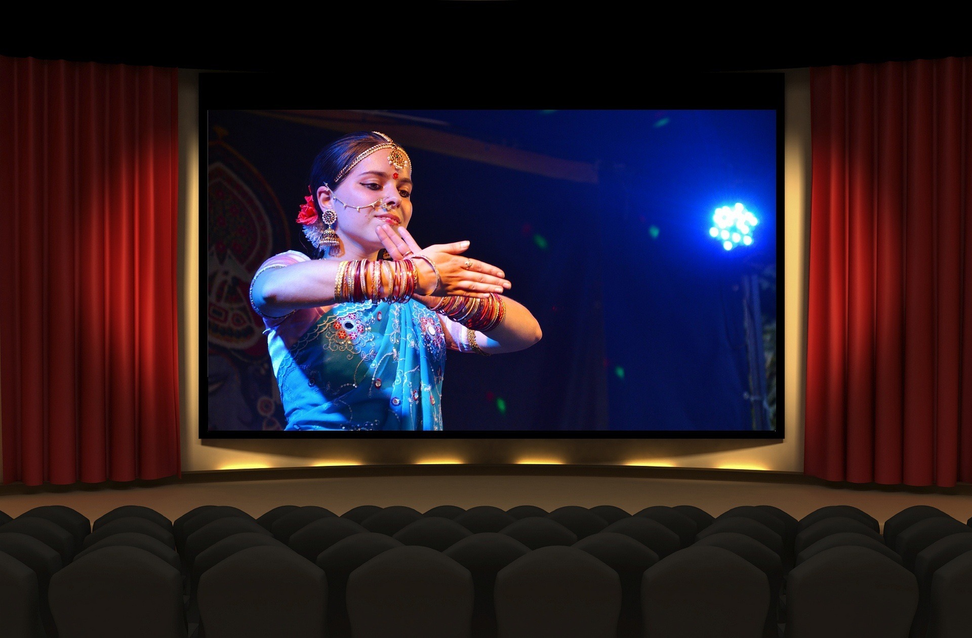Zwei Mädchen führen indischen Bollywood-Tanz auf