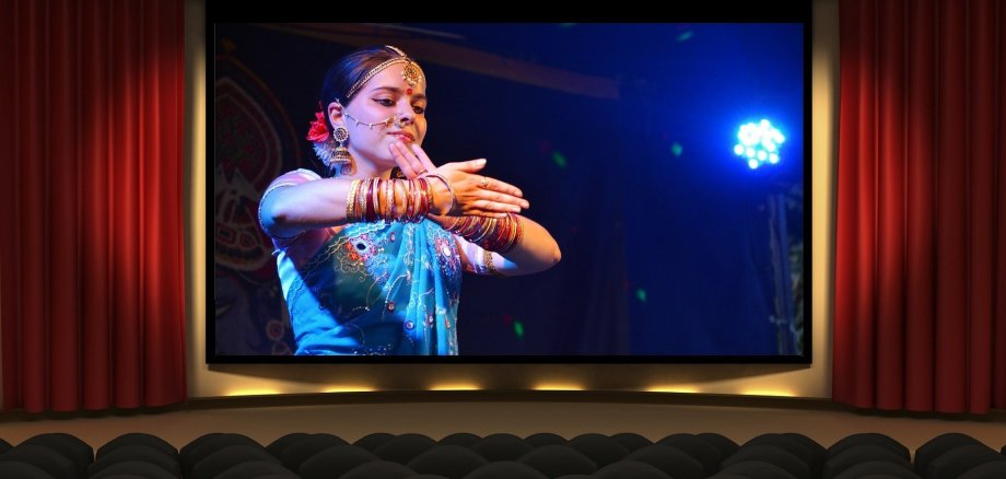 Bollywoodtänzerinnen Zwei Mädchen führen indischen Bollywood-Tanz auf
