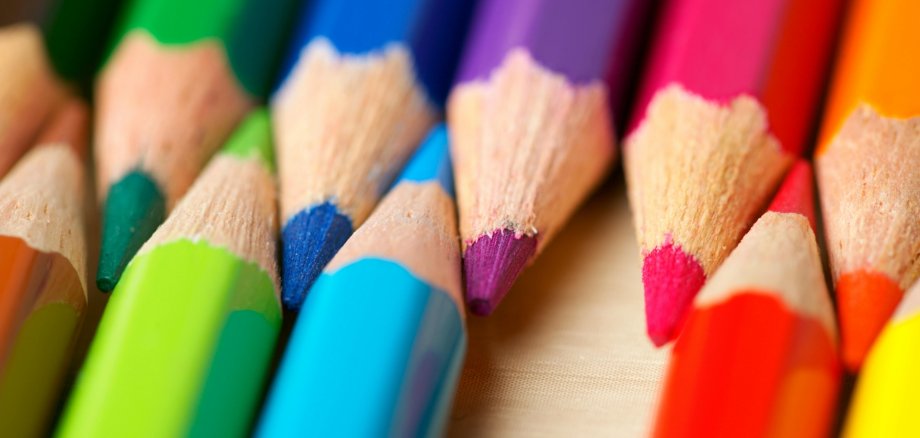 Buntstifte Buntstifte in allen Regenbogenfarben in Nahaufnahme