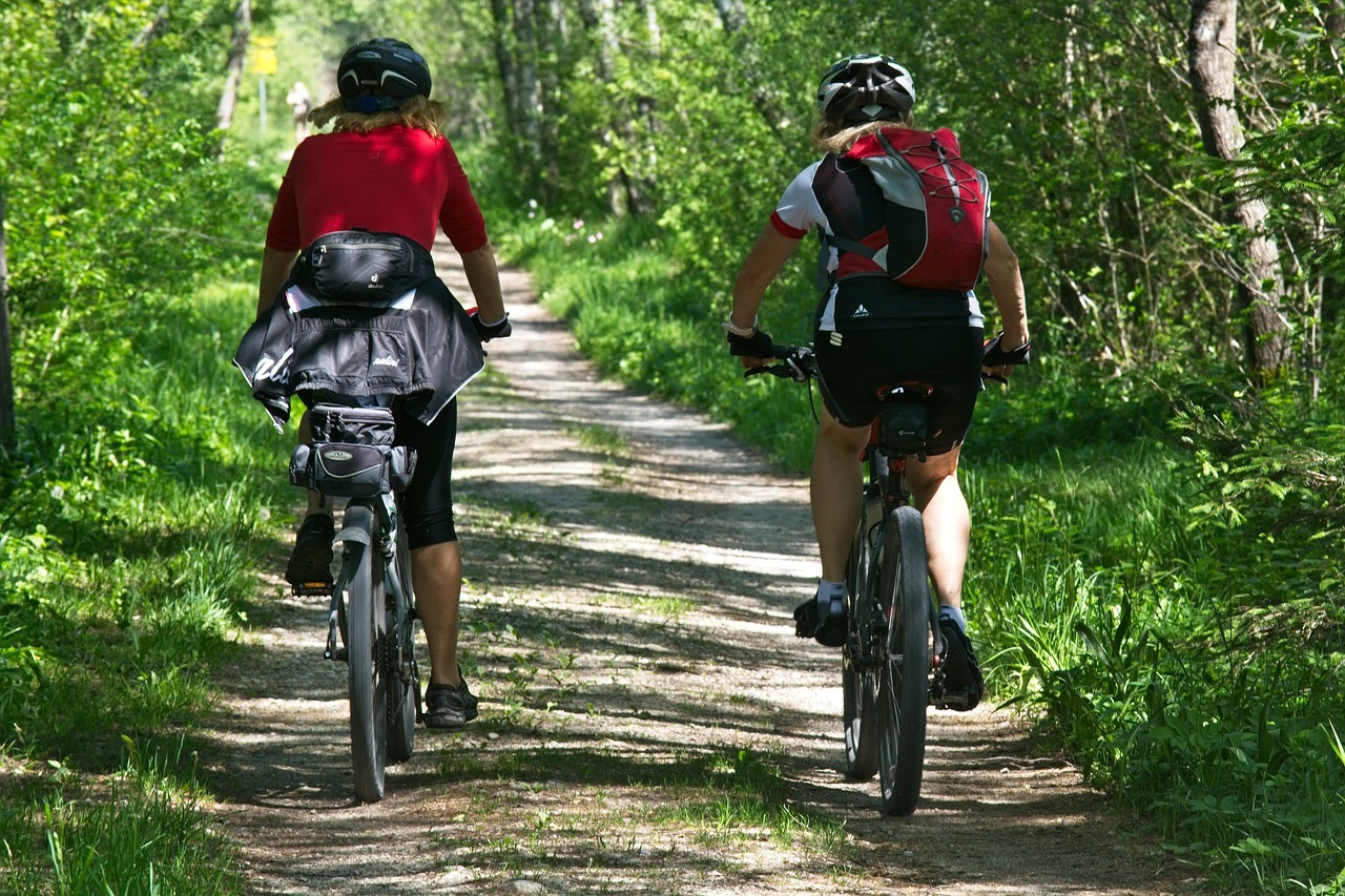 Radfahrerinnen Radfahrerinnen auf der Trasse, Symbolbild