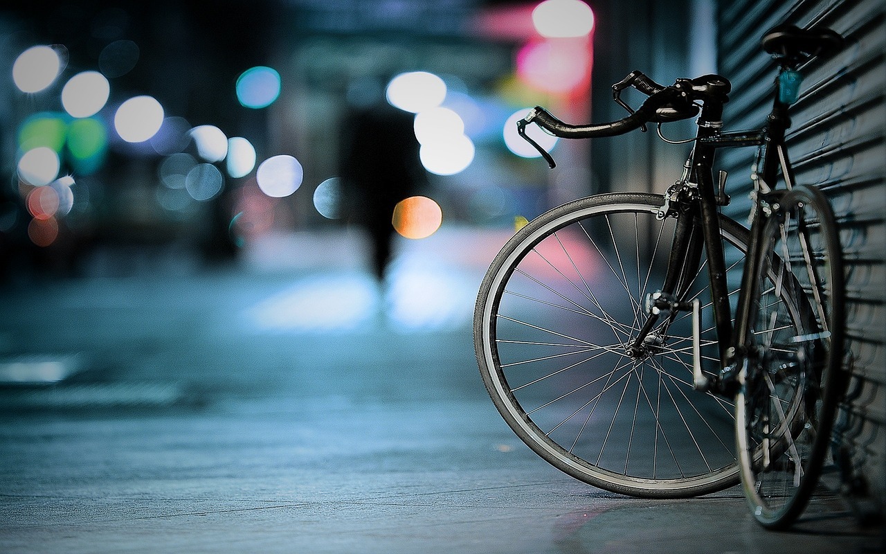 Fahrrad steht an der Straße am Abend