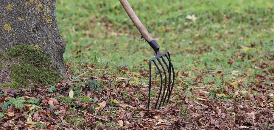 Gartenarbeit mit Harke, Symbolbild