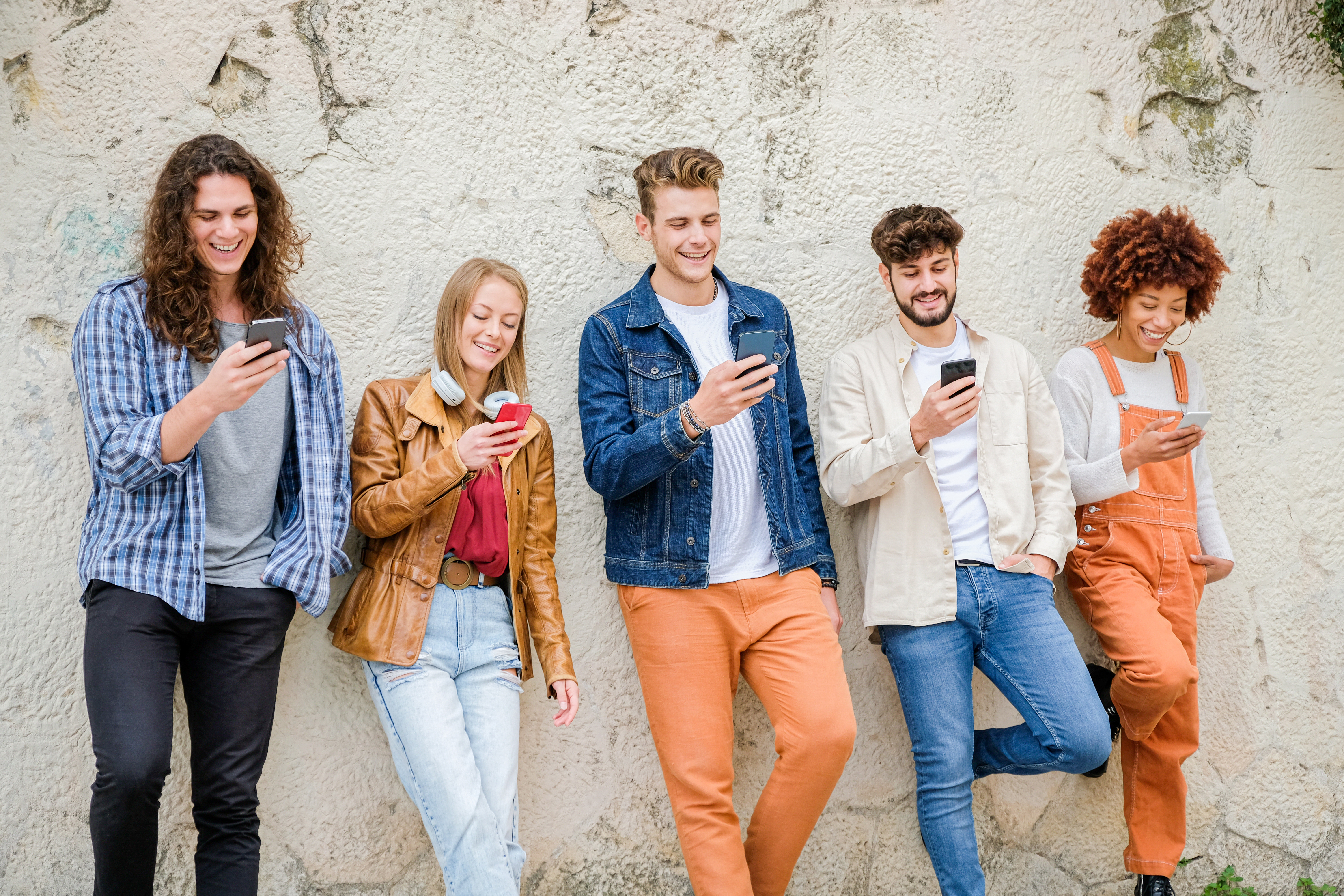 Kinder und Jugendliche mit Smartphone