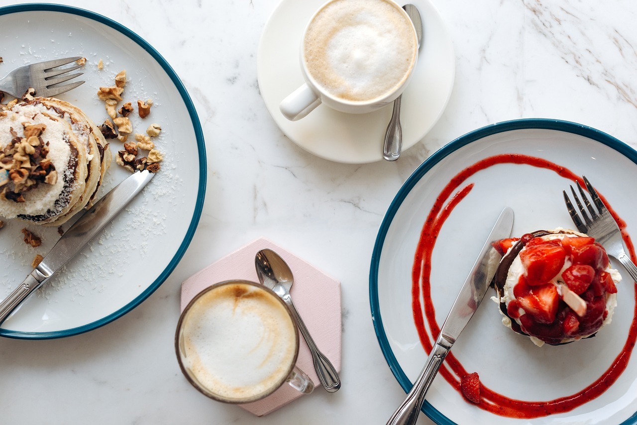 Kaffee und Kuchen Gedeckte Kaffee-Tafel mit Kuchen