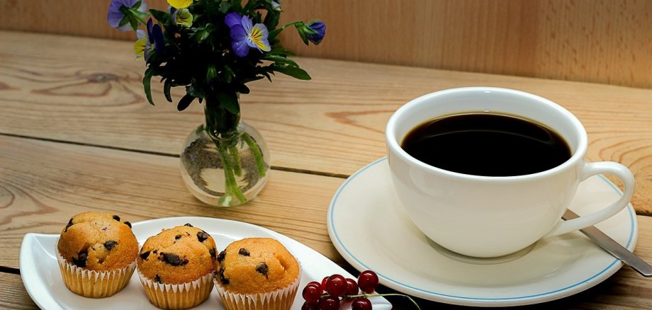 Muffins mit Schokostückchen und eine Tasse Kaffee