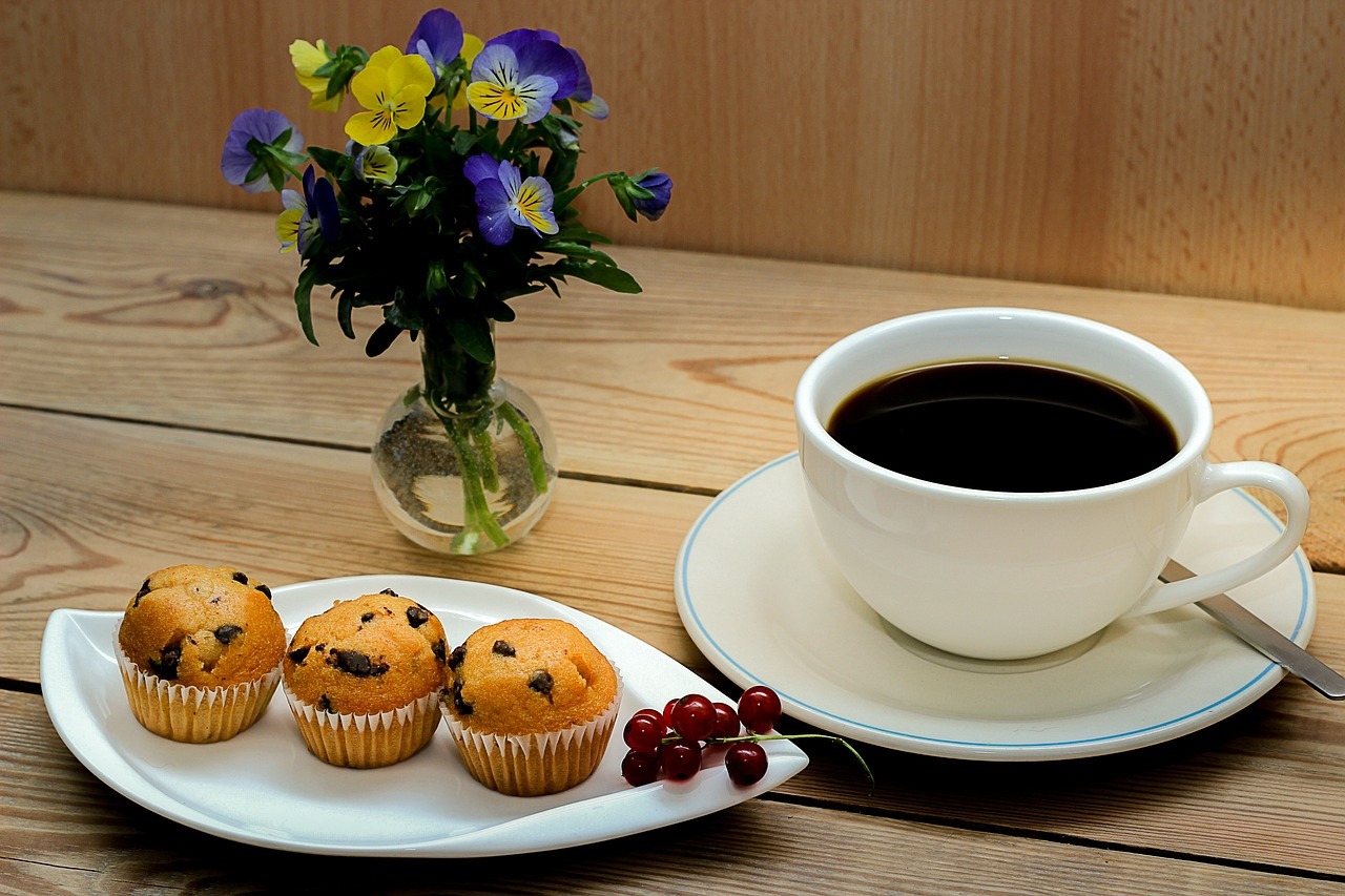Kaffee mit Muffins Muffins mit Schokostückchen und eine Tasse Kaffee