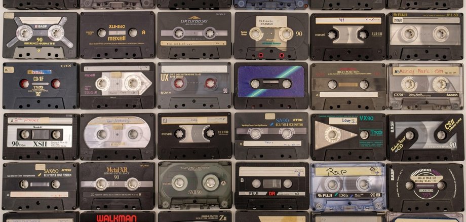 Viele Kassetten nebeneinander