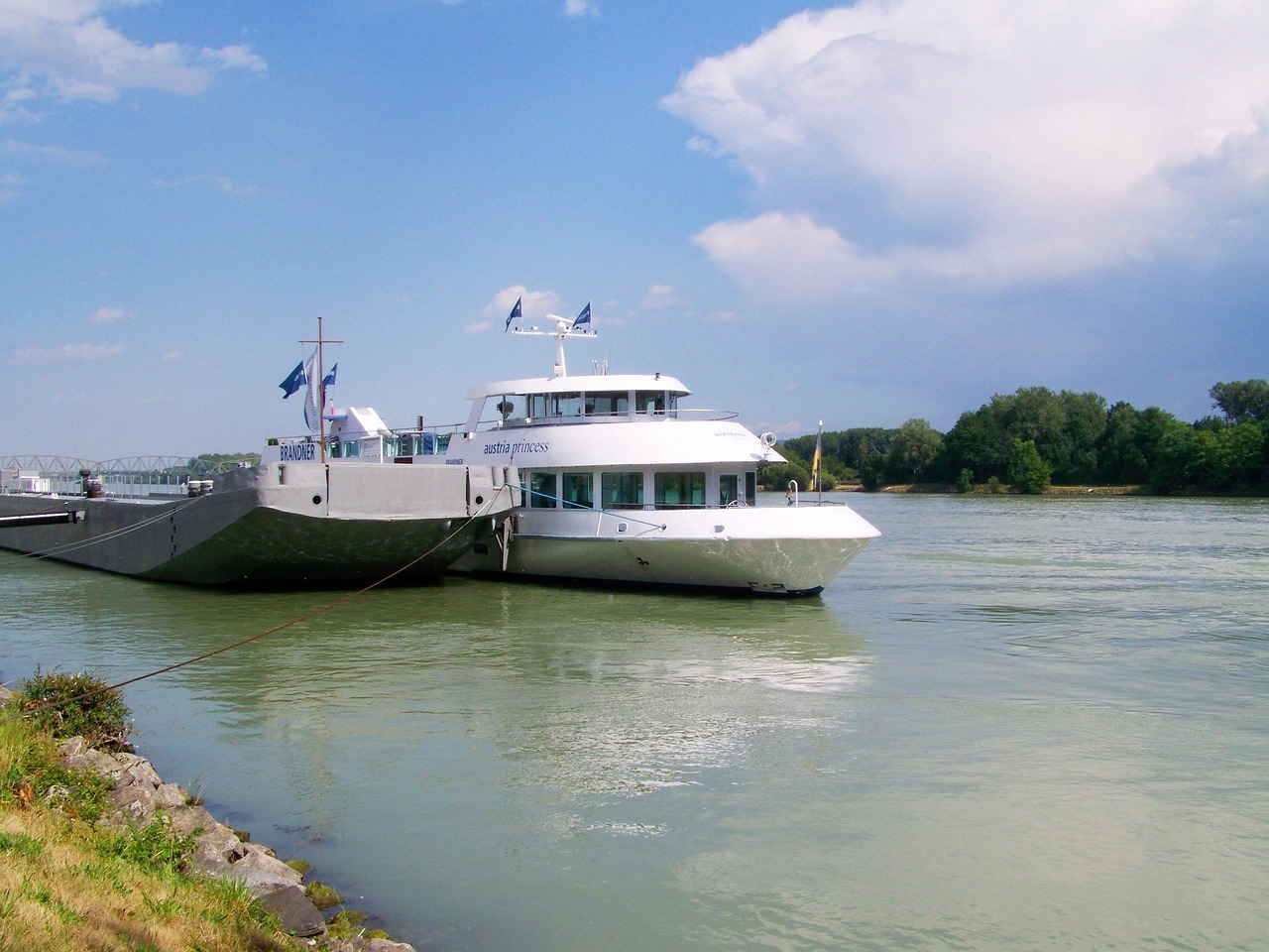 Ausflugs-Schiff auf der Donau