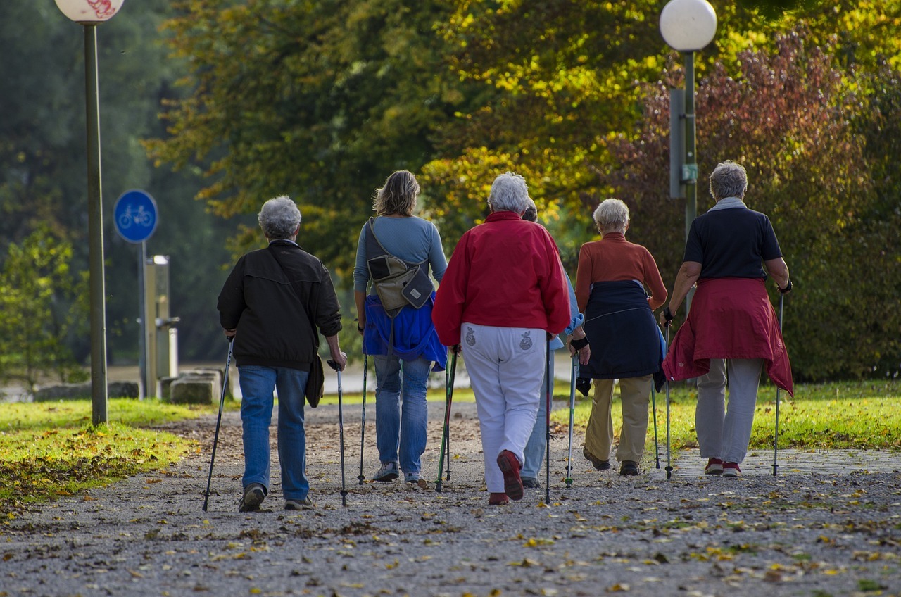 Rentnergruppe geht spazieren