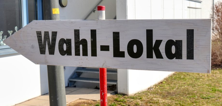 Wegweiser zum Wahllokal