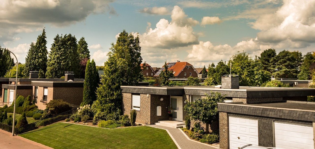 Wohnsiedlung mit Flachdach-Häusern