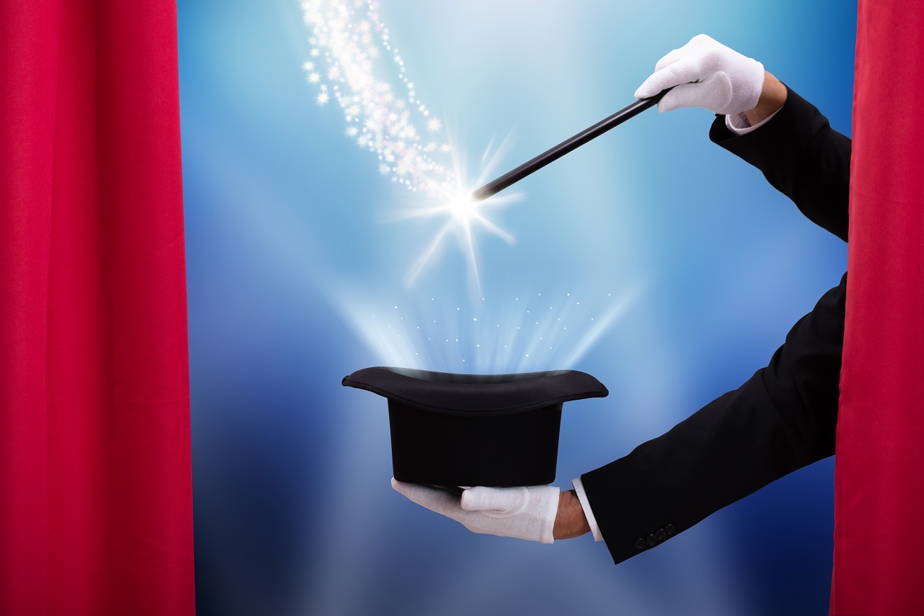 Ein Zauberer mit Hut und Zauberstab