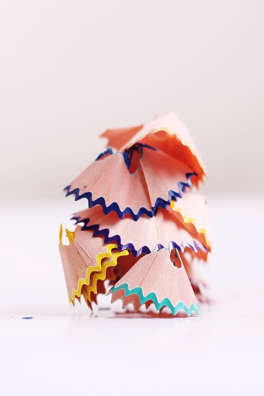 Abfall Der Abfall von angespitzten Stiften in verschiedenen Farben