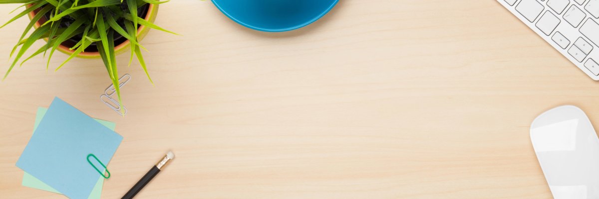 Schreibtisch Bürotisch mit Kaffeetasse, Computer und Blume
