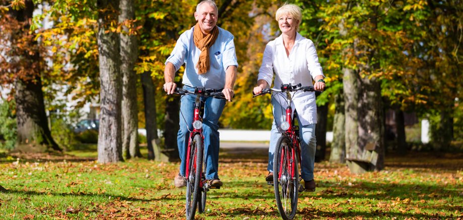Zwei Senior_innen auf Fahrrad
