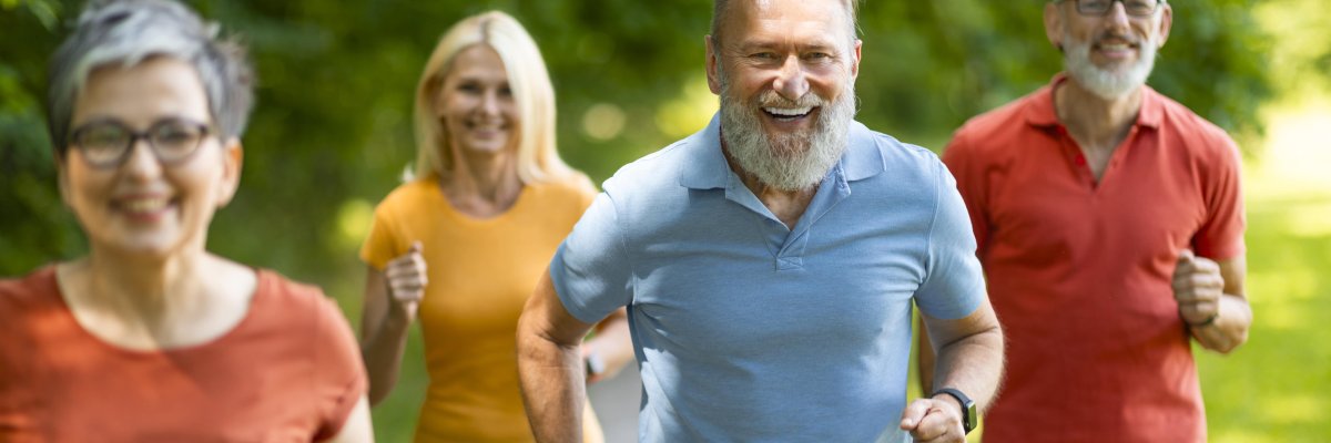 Ältere Generation joggt furch den Wald