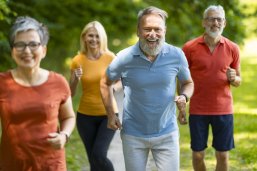 Senior_innen joggen Ältere Generation joggt furch den Wald