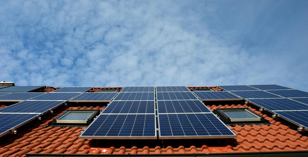 Solaranlage Mehrere Solarpanelen auf einem Dach