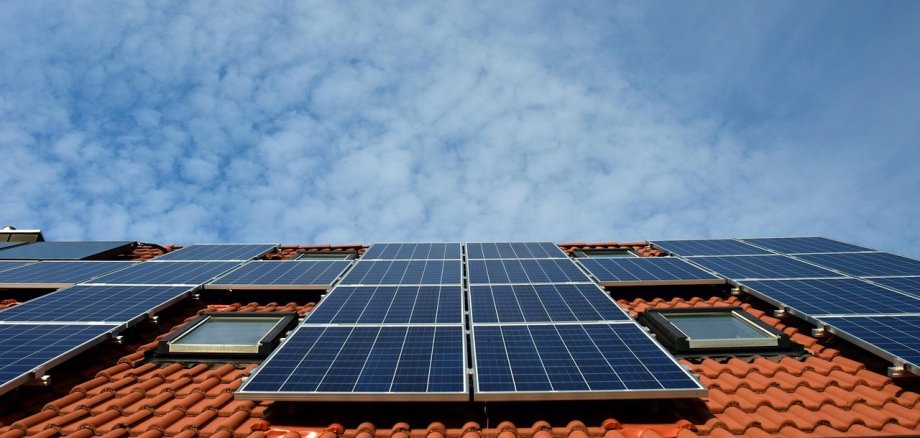 Mehrere Solarpanelen auf einem Dach