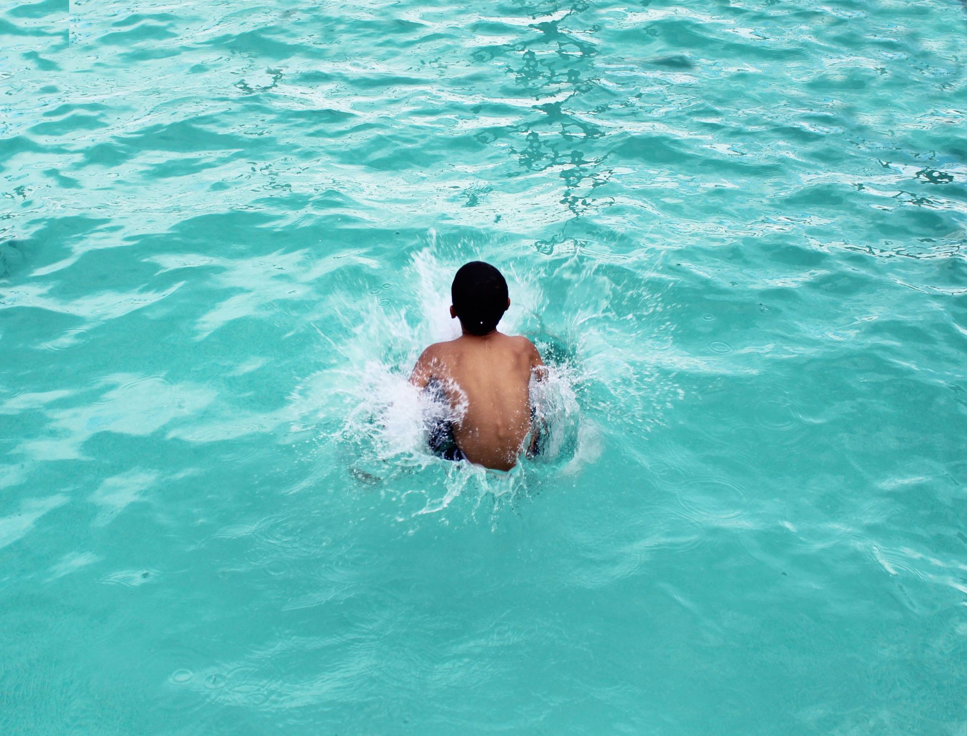 Ein Kind springt ins Wasser