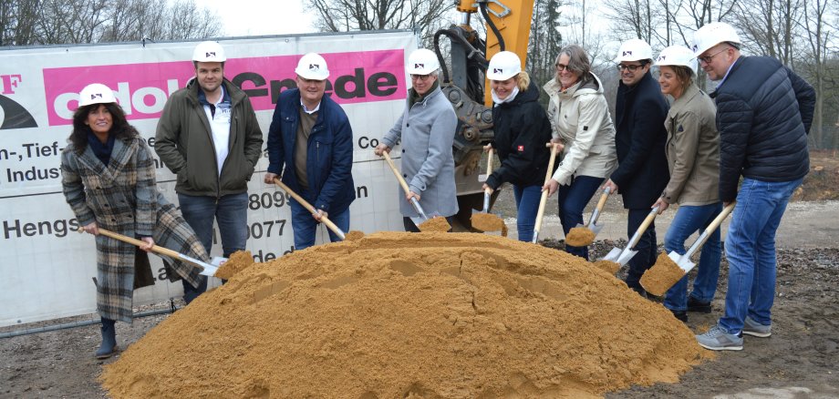 Sabine Noll (Bürgermeisterin Stadt Sprockhövel), Felix Neveling (Firma Neveling Tiefbau GmbH & Co. KG), Uwe Gniffke (Adolf Frede GmbH & Co.KG), Jens Ennuschat (HMP Architekten GmbH), Kathrin Napp (Zentrale Gebäudebewirtschaftung Stadt Sprockhövel), Franka Brühmann (Zentrale Gebäudebewirtschaftung Stadt Sprockhövel), Renato Spocchia (Zentrale Gebäudebewirtschaftung Stadt Sprockhövel), Katja Wedekind (Kita-Leitung) und Torsten Beerhenke (AWO Ennepe Ruhr) beim Spatenstich der Kita Haßlinghausen.